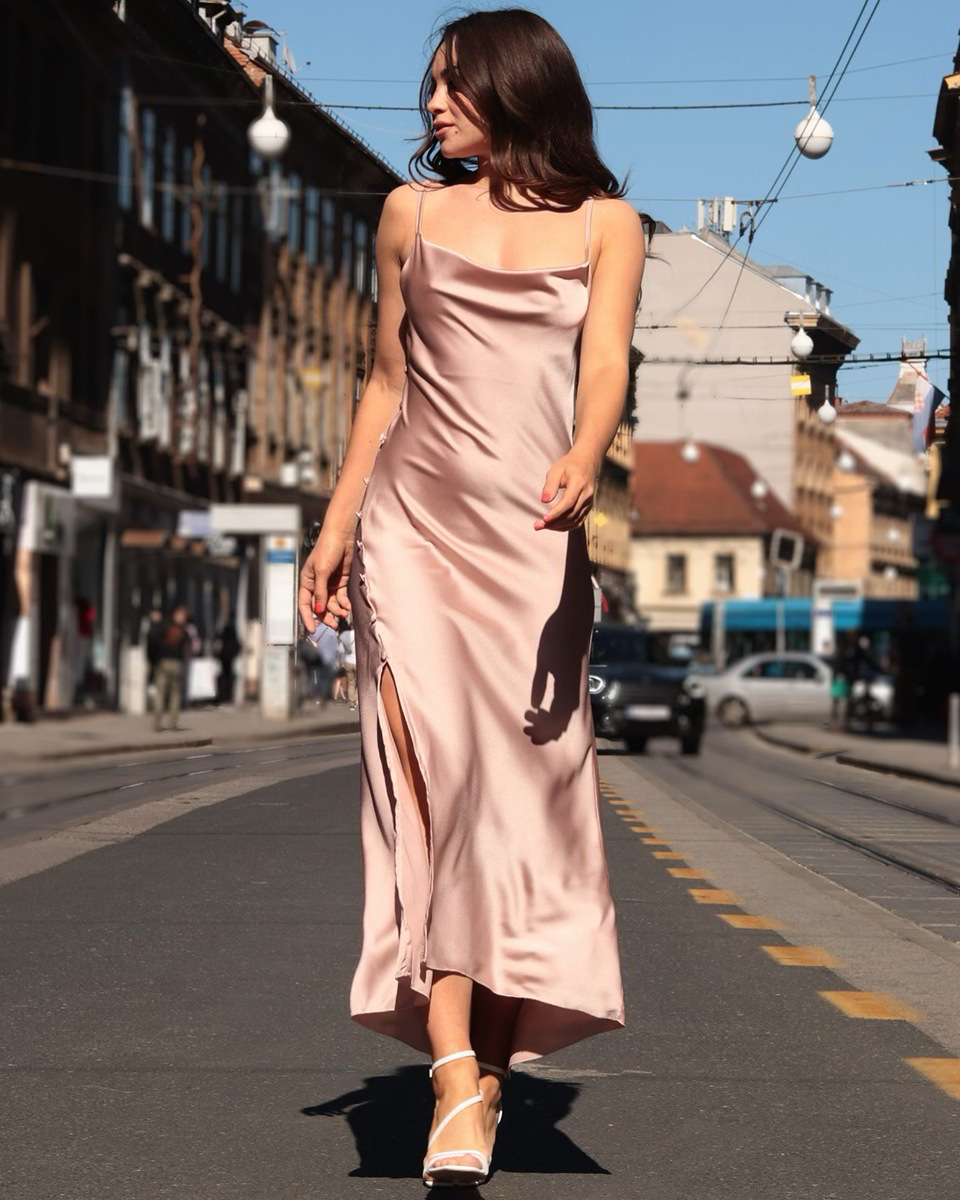 Sofia I –Satenska midi haljina na naramenice s visokim rasporom i gumbima – Dostupna u više boja